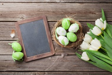 Paskalya yumurtaları, kara tahta ve laleler
