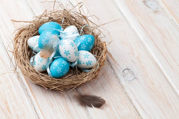 Ovos em ninho e penas — Fotografia de Stock