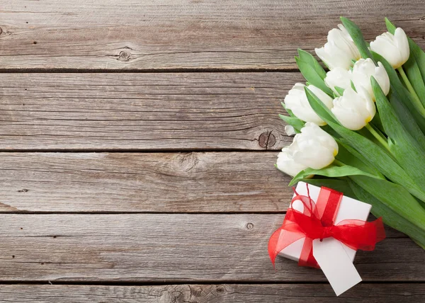 White tulips and gift box — Stock Photo, Image