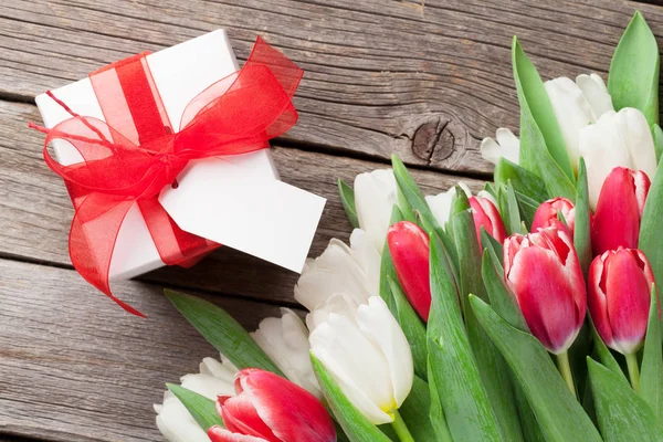 Tulpen und Geschenkbox — Stockfoto