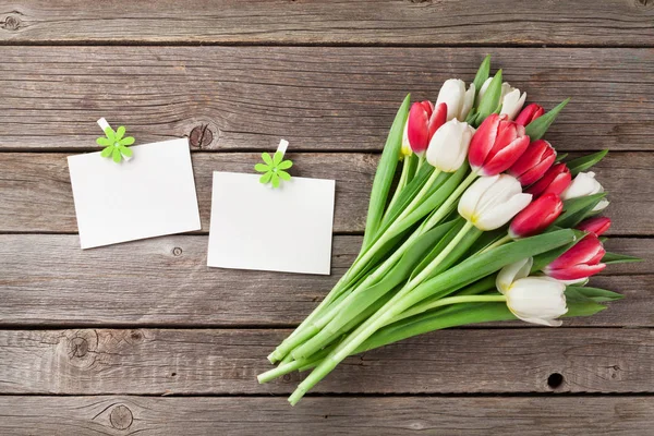 Bouquet de tulipes et cadres photo — Photo