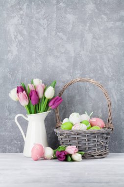 Paskalya yumurtaları ve renkli Lale