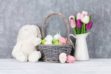 Tavşan oyuncak, Paskalya yumurtaları ve laleler