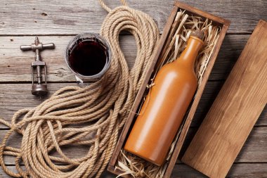 kırmızı şarap şişesi ve cam.