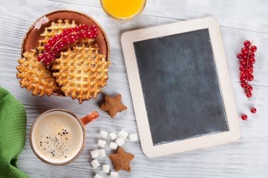 Kahve, şeker ve waffle çilek ile