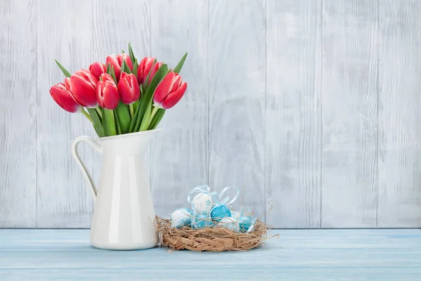 Uova di Pasqua e tulipani bouquet — Foto Stock