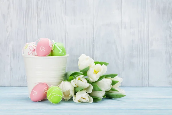 Ramo de huevos de Pascua y tulipanes —  Fotos de Stock