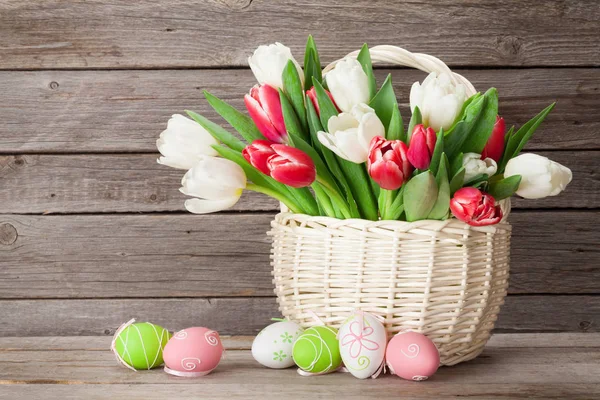 Ramo de huevos de Pascua y tulipanes — Foto de Stock