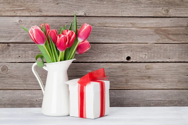 Czerwone tulipany bukiet i gift box — Zdjęcie stockowe