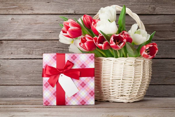 Kolorowe tulipany bukiet i gift box — Zdjęcie stockowe