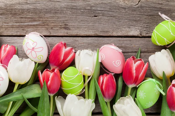 Uova di Pasqua e tulipani colorati — Foto Stock