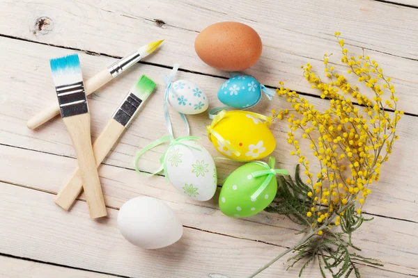 Colorate uova di Pasqua e pennelli — Foto Stock