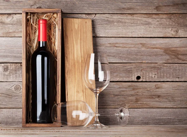 赤ワインボトルとワイングラス — ストック写真