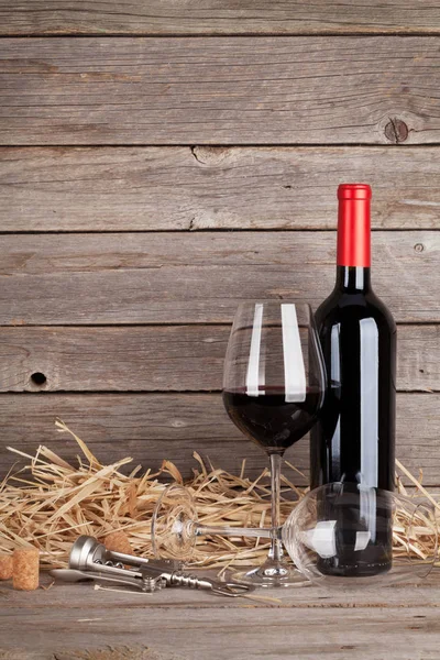 Bottiglia di vino rosso e bicchieri di vino — Foto Stock