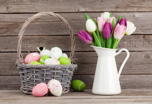 Ovos de Páscoa e tulipas coloridas — Fotografia de Stock