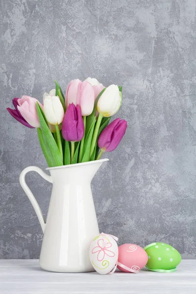 Huevos de Pascua y tulipanes coloridos —  Fotos de Stock
