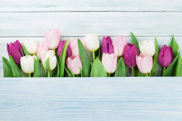 Tarjeta de Pascua con tulipanes coloridos — Foto de Stock