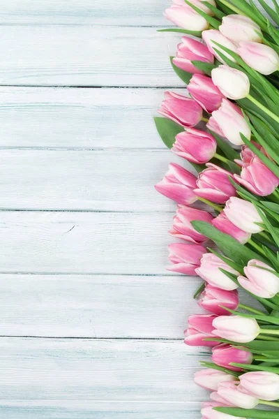 Roze tulpen op houten achtergrond — Stockfoto
