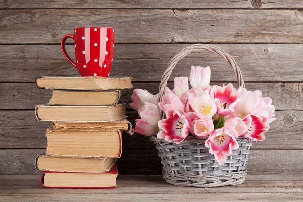 Roze tulpen, boeken en koffiekopje — Stockfoto