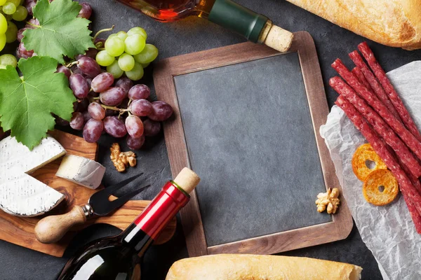 Wein, Trauben, Honig, Wurst und Kreide — Stockfoto