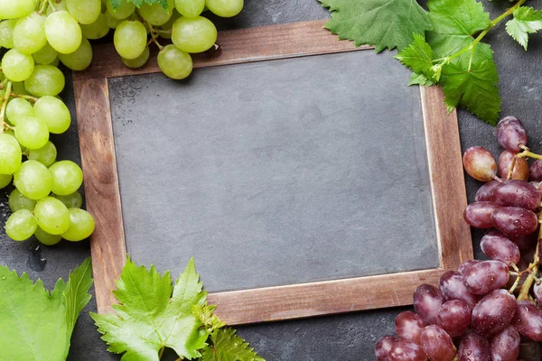 Uvas vermelhas e brancas e chalkboard — Fotografia de Stock