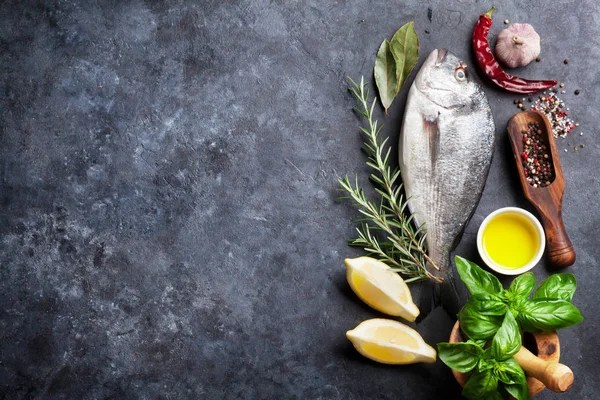 Çiğ balık malzemeler pişirme — Stok fotoğraf