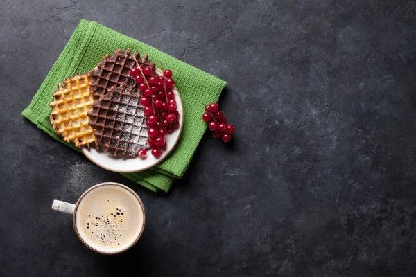 Caffè e cialde con bacche — Foto Stock