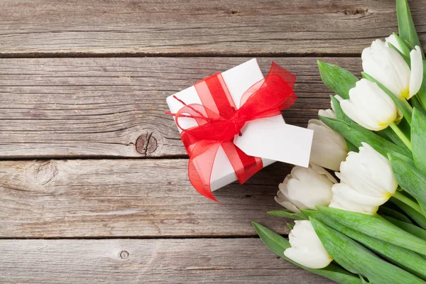 Beyaz Laleler ve hediye kutusu — Stok fotoğraf