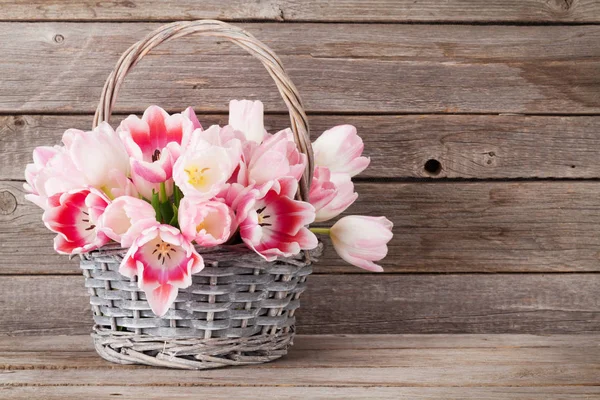 Tulipanes rosados en ramo — Foto de Stock