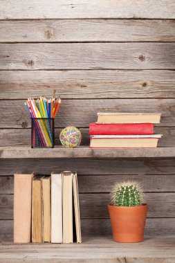 Ahşap raftaki eski kitaplar.