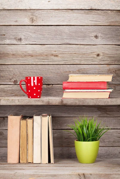 Oude boeken op houten plank — Stockfoto