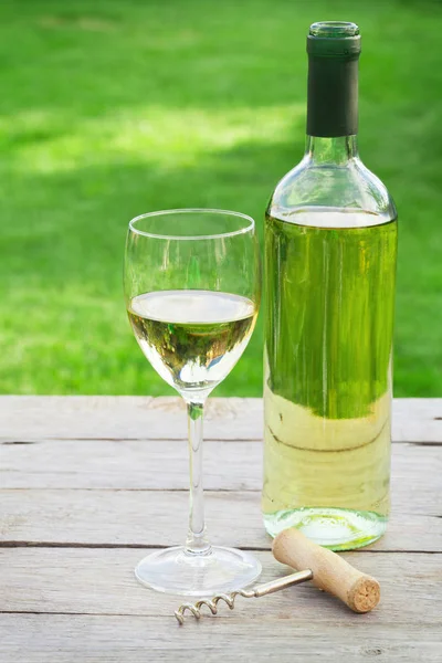 Copo de vinho branco e garrafa — Fotografia de Stock