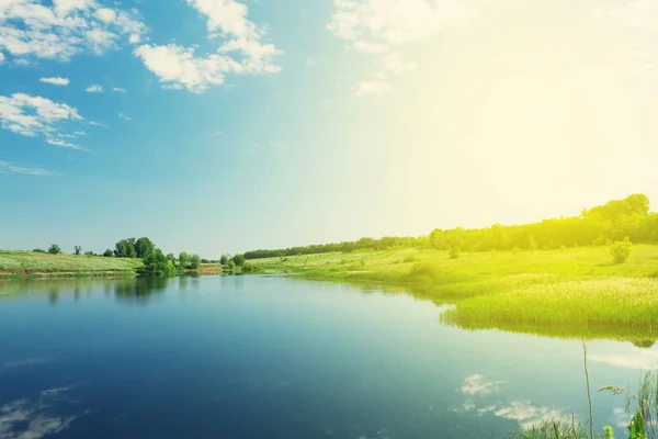 Paisagem com lagoa — Fotografia de Stock