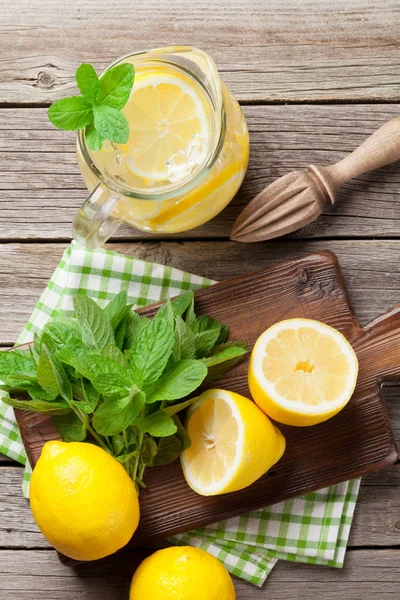 Limonade mit Zitronen- und Minzblättern — Stockfoto