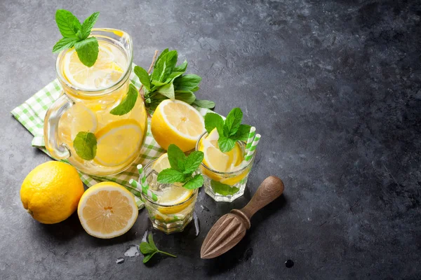 Limonada com limão e folhas de hortelã — Fotografia de Stock