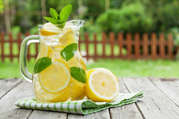 Limonata limon ve nane yaprakları ile — Stok fotoğraf