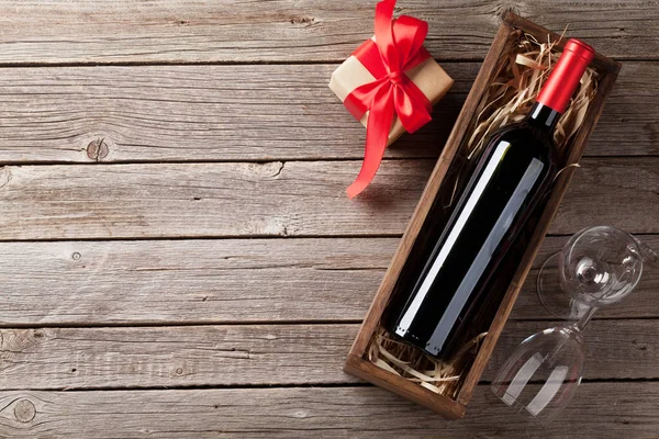 Vino tinto y caja de regalo — Foto de Stock