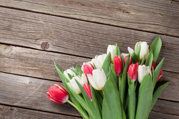 赤と白のチューリップの花束 — ストック写真