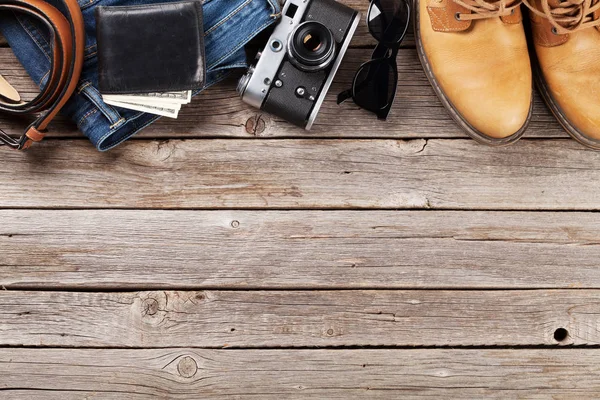 Jeans, schoenen, bril, camera — Stockfoto