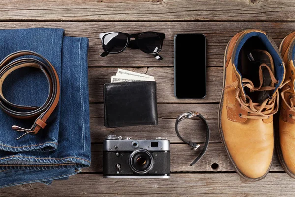 Kot pantolon, Ayakkabı, gözlük, fotoğraf makinesi, smartphone