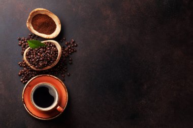 Kahve fincanı, fasulye ve zemin toz