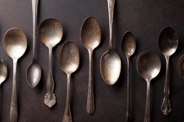 Taş Masa üzerinde eski vintage kaşık
