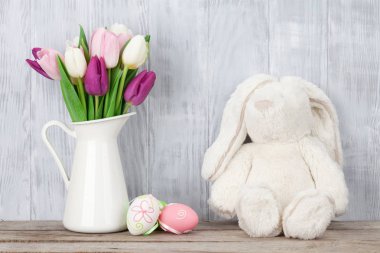 Tavşan oyuncak, Paskalya yumurtaları ve renkli Lale