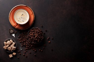 Kahve fincanı, fasulye ve şeker