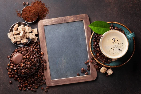 Xícara de café, feijão e açúcar — Fotografia de Stock
