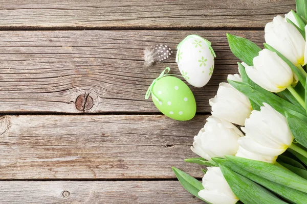 Ovos de Páscoa e tulipas brancas — Fotografia de Stock