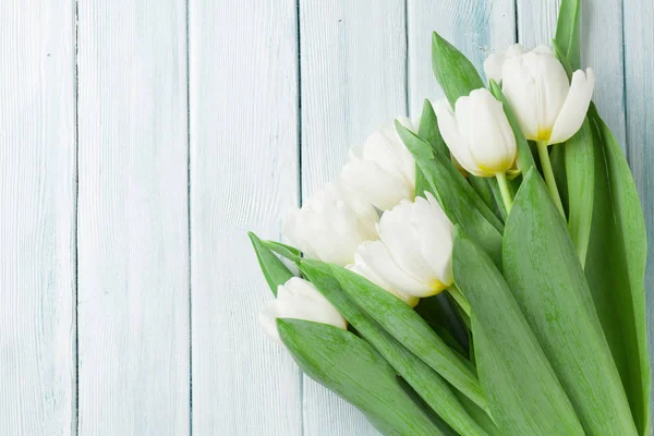 Пасхальная открытка с белыми тюльпанами — стоковое фото