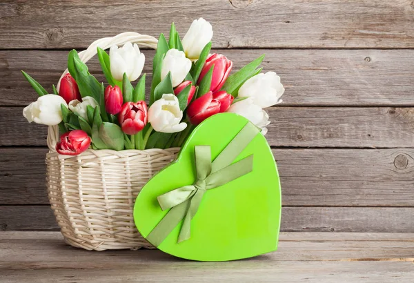 Buquê de tulipas coloridas e caixa de presente — Fotografia de Stock