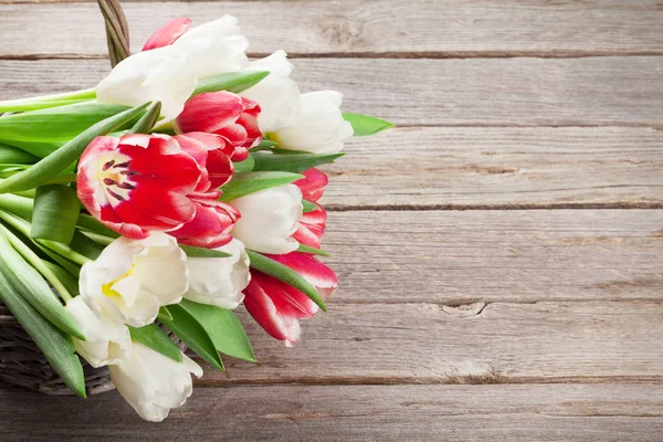 Ramo de tulipanes en cesta — Foto de Stock