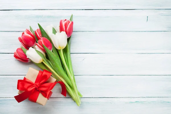 Tulipes et coffret cadeau — Photo